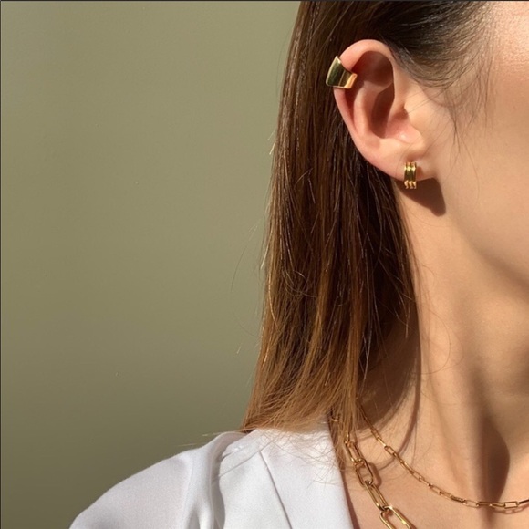 LAST ONE!!💕Mini Jordan Huggie Hoops Earring - Picture 7 of 7